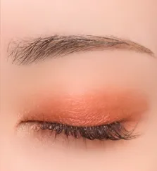 赤系のシャドウ 上まぶた