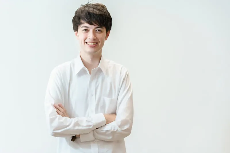 白のワイシャツを着た男