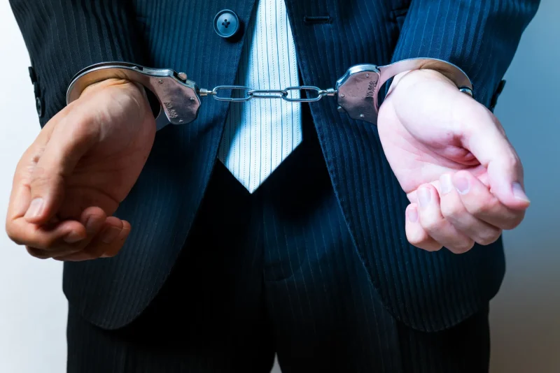 逮捕される男性