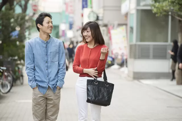 デートする男女