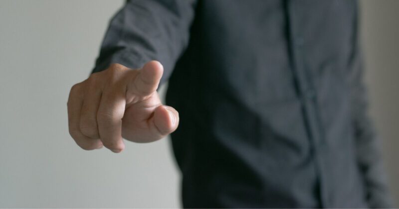 言いがかりをつける男