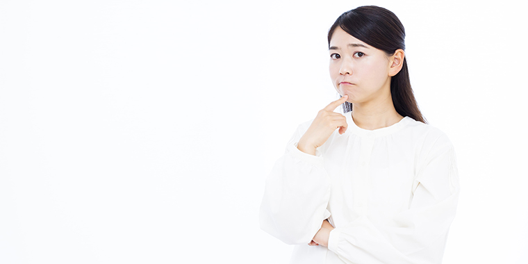 顔をしかめる女性