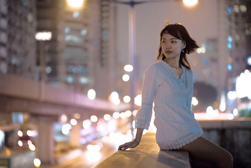 座っている女性