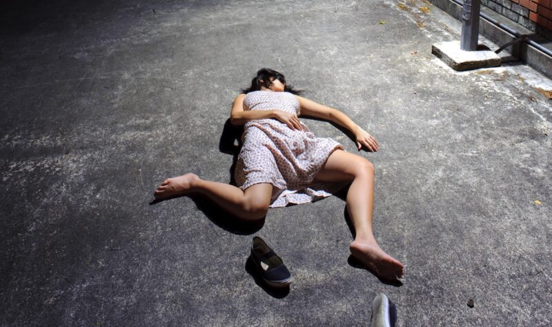 泥酔している女性