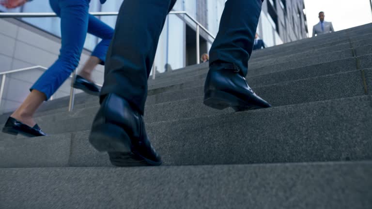 階段を上る人たち