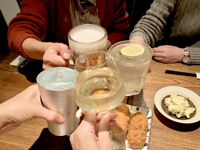 複数人の飲み会やお酒の席でのお持ち帰りOKサイン