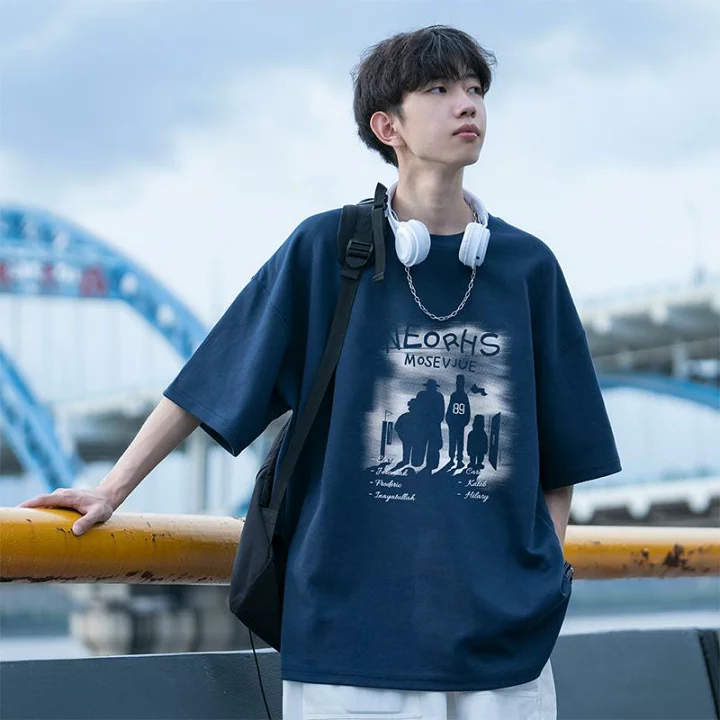 サイズ感のいい服を着た若者